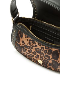 Borsa a tracolla con stampa leopardata nera e marrone, borchie dorate, chiusura con cerniera e vani interni. Pelle liscia e tessuto testurizzato.