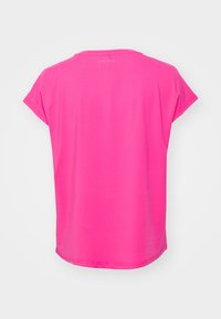 Jasnoróżowa, krótki rękaw t-shirt z okrągłym dekoltem i luźnym krojem. Gładki materiał bez widocznych wzorów ani akcentów.