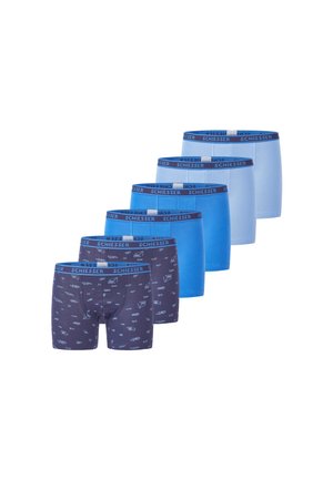 Sechs Paare Jungen-Boxershorts in verschiedenen Blautönen, davon zwei mit hellblauen Fahrzeugmotiven, in einer diagonal angeordneten Linie.