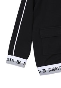 Manica di felpa nera con piping bianco, dotata di tasca frontale e polsino a coste con "BUGATTI" in nero su una fascia bianca.