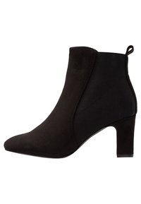 Bottine noire avec tige en daim, panneaux latéraux élastiques, bout pointu et talon moyen bloc. Présente une texture lisse et un design minimaliste.