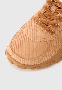 Αθλητικό παπούτσι ταμπά από κορντόρι με υφασμένο πάνω μέρος, στ�ρογγυλή μύτη και κλείσιμο με κορδόνια. Λαστιχένια σόλα με ανάγλυφο σχέδιο για καλύτερη πρόσφυση.