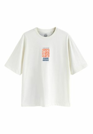 T-shirt blanc surdimensionné à manches courtes avec un col rond et un petit graphisme orange et bleu indiquant "Loquat and Bird Utagawa Hiroshige" sur la poitrine.