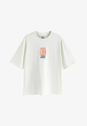 Biely voľný krátky rukáv s okrúhlym výstrihom a malou oranžovo-modrou grafikou s nápisom „Loquat and Bird Utagawa Hiroshige“ na hrudi.