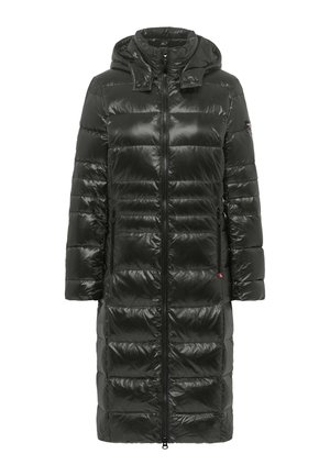 Długa czarna kurtka puchowa o błyszczącym wykończeniu, z zamkiem błyskawicznym z przodu, odpinanym kapturem i dwoma bocznymi kieszeniami. Posiada pikowane przeszycia zapewniające izolację.