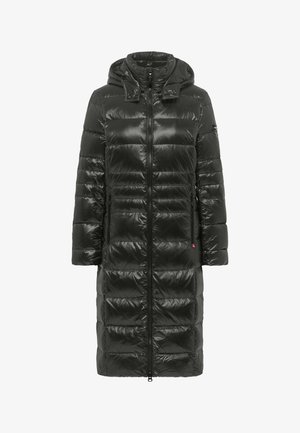 Długa czarna kurtka puchowa o błyszczącym wykończeniu, z zamkiem błyskawicznym z przodu, odpinanym kapturem i dwoma bocznymi kieszeniami. Posiada pikowane przeszycia zapewniające izolację.