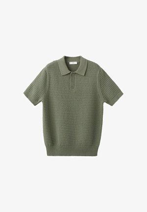 Polo de punto verde oliva de manga corta con patrón texturizado de gofre, tapeta de tres botones y cuello y dobladillo acanalados.