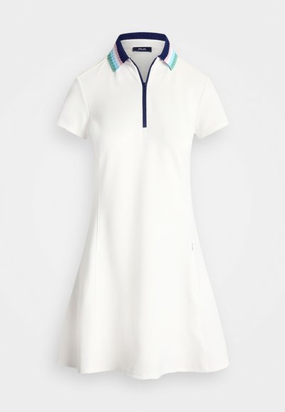 Balta polo kleita ar rāvējslēdzēju apkakli, kas dekorēta ar teksturētu tumši zilu joslu un pasteļtoņu svītrām. Īsām piedurknēm un platām apakšmalām.