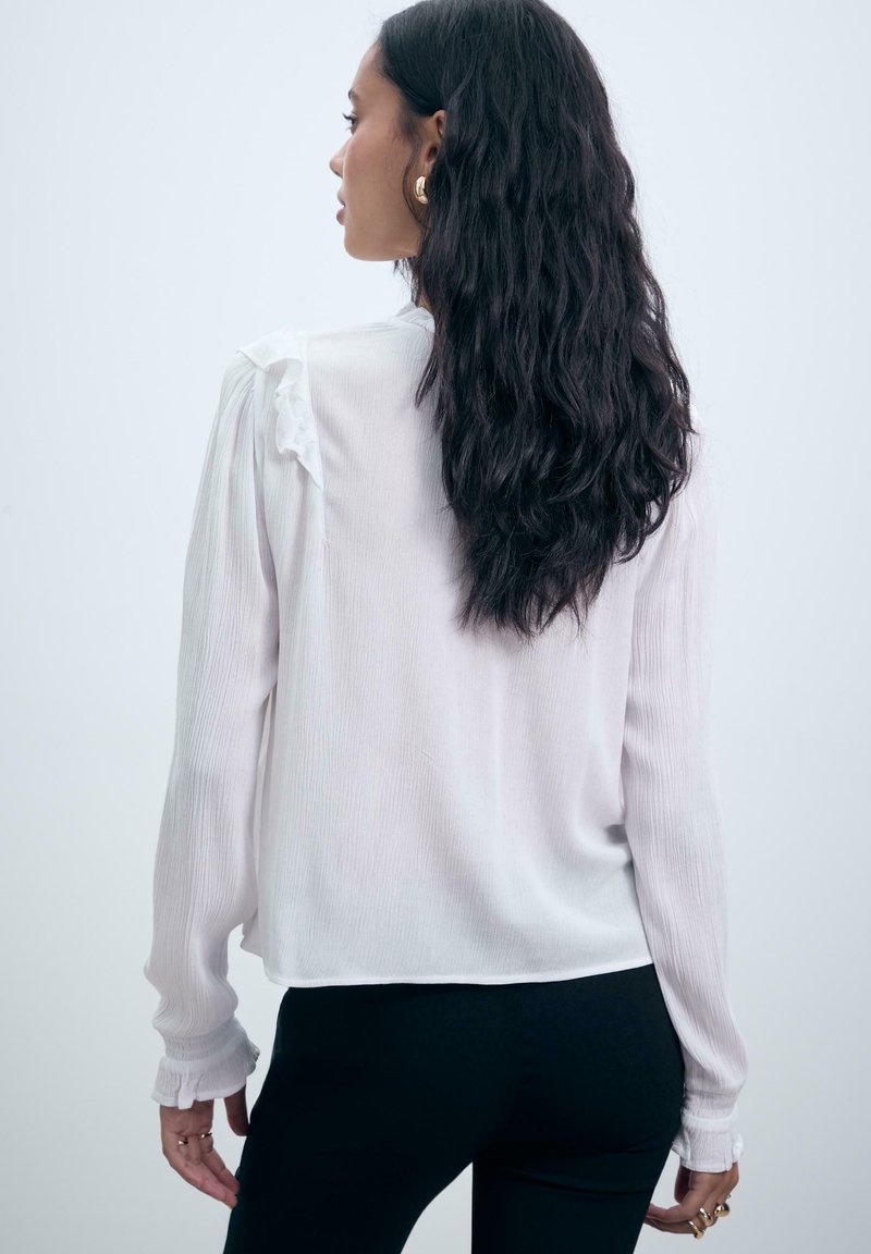 Stradivarius RUFFLED WITH BUTTONS Camicetta white/bianco