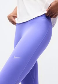 Μωβleggings με ψηλή μέση από ελαστικό ύφασμα, με αντανακλαστικό λογότυπο Nike στο μηρό και ραφές flatlock για άνεση.