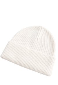 Beanie a maglia crema con una texture a coste e un risvolto. Il tessuto appare morbido e flessibile, adatto per un abbigliamento casual in clima fresco.
