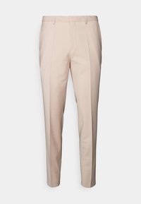 Pantalon beige ajusté à coupe droite, dotés de deux plis avant, de passants de ceinture et d'une texture de tissu lisse sur un fond uni.