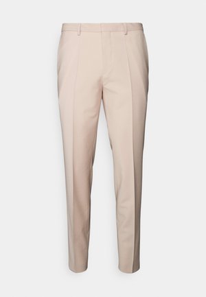 Pantaloni beige su misura con una vestibilità dritta, caratterizzati da due pieghe frontali, passanti per cintura e una texture di tessuto liscia su uno sfondo semplice.