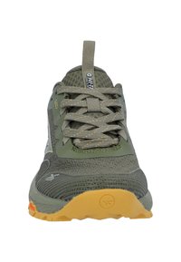 Groene wandelschoen met een gestructureerde mesh bovenzijde, versterkte neus en contrasterende gele veters. Bevat een duurzame rubberen zool met grip.