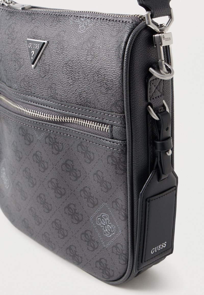 Bolso Bandolera GUESS Milano Crossbody Doble Cremallera – Negro/Blanco/Gris Oscuro