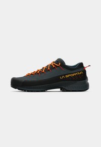 Shoe de caminhadas em preto e cinza com cadarços laranja, sola de borracha texturizada e detalhes de logotipo. Design elegante com biqueira e calcanhar reforçados.
