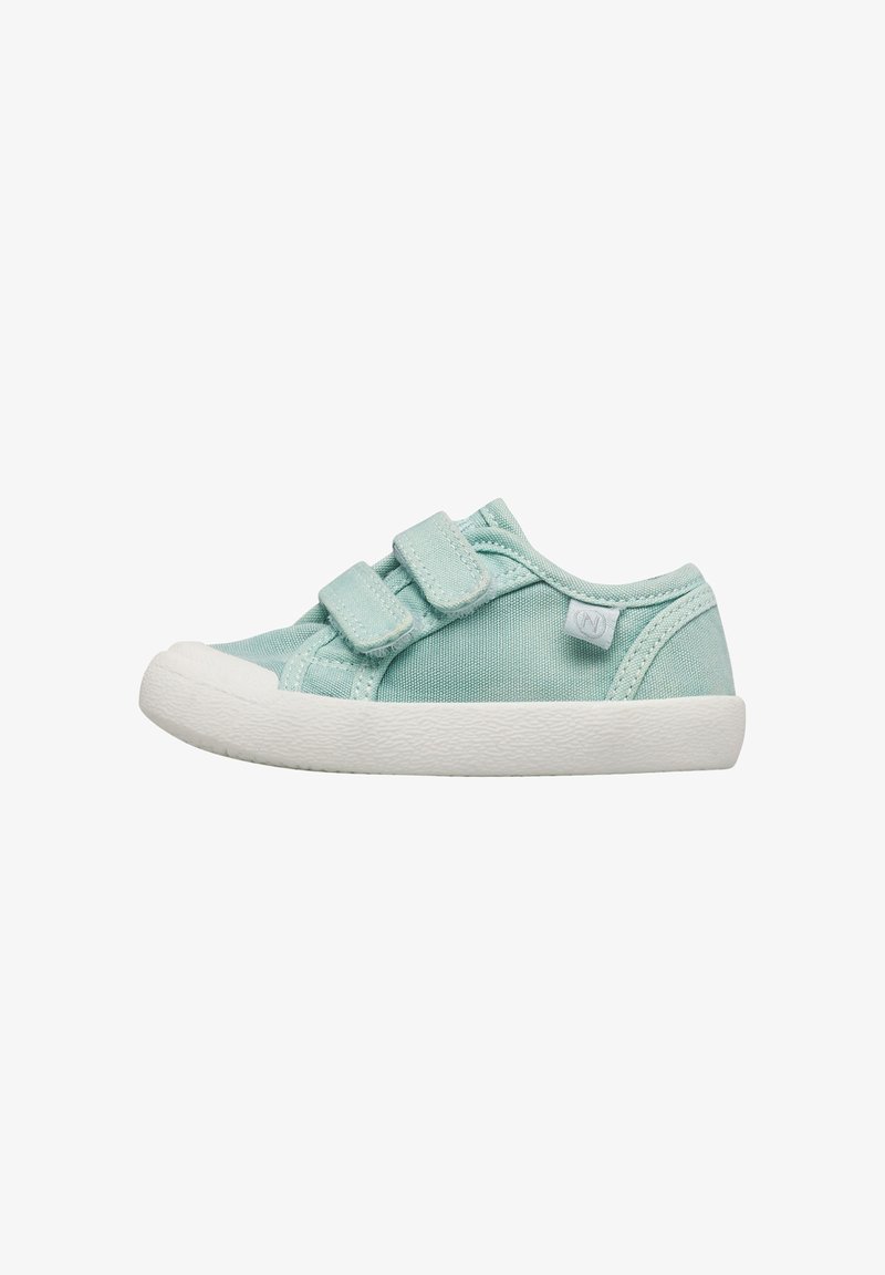 Chaussure pour tout-petit de couleur bleu sarcelle clair avec deux bandes à scratch et semelle en caoutchouc blanche, vue de côté sur un fond blanc.