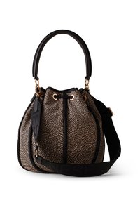 Bolso tipo cestera moteado en negro y beige con cierre de cordón, asa superior y correa de hombro ajustable con detalles de tela negra.
