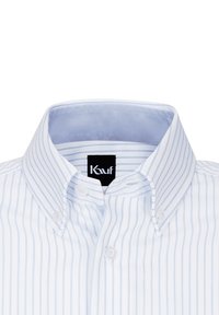 Chemise blanche avec de fines rayures bleues, col boutonné et une étiquette à l'intérieur du col. Texture en coton lisse, design classique.
