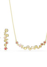 Collier en or et boucles d'oreilles assorties avec des pierres précieuses circulaires roses et rouges disposées en motifs regroupés.