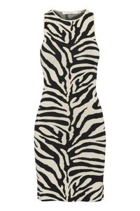 Sträckt bodycon-klänning med hög krage, prydd med ett svart och vitt zebramönster. Slät yta, figurnära passform, över knä-längd.