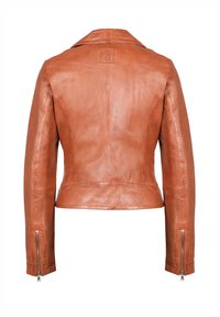 Bruine leren jas met een slim fit ontwerp, ritsmanchetten en een ingezoomde kraag. Bevat een patchlogo op de rug en heeft een gladde textuur.
