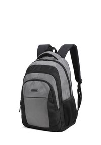 Zaino grigio e nero con tessuto texture, numerosi scomparti, spallacci imbottiti e tasche laterali in rete.
