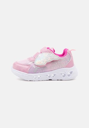 Baskets roses pour enfants avec détail d'aile de papillon et semelle blanche lumineuse, dotées de bandes velcro et d'un motif texturé sur la tige.