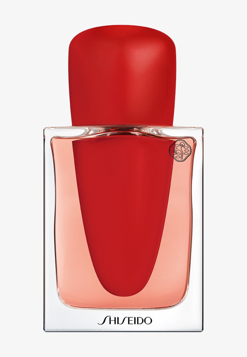 Klare Glas-Parfümflasche mit rotem Innenbehälter und Verschluss, dezentes Logo oben rechts, SHISEIDO Markenname unten in der Mitte.