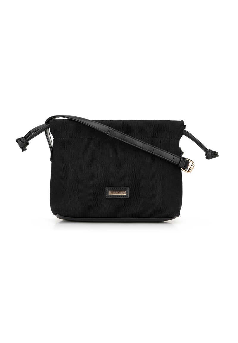 Borsa a mano in tessuto nero con superficie texture, chiusura a cordoncino e una sottile tracolla in pelle regolabile. Presenta una piccola placca logo.