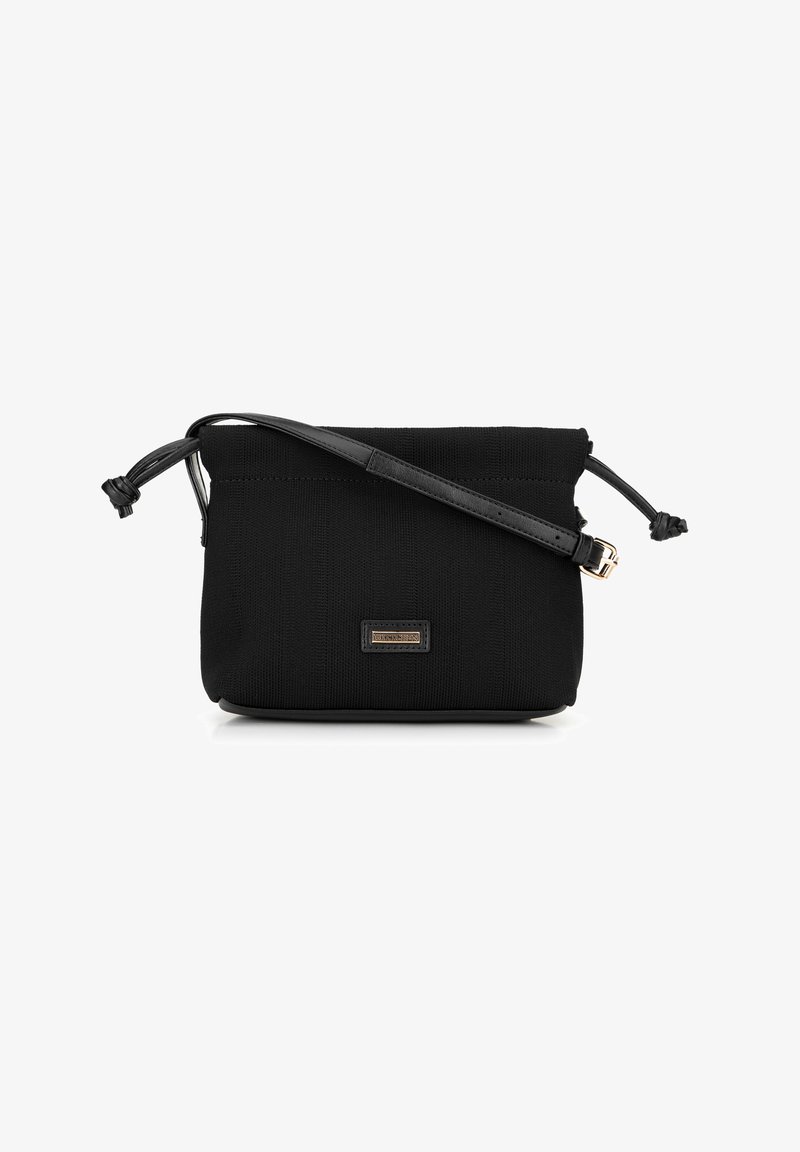 Borsa a mano in tessuto nero con superficie texture, chiusura a cordoncino e una sottile tracolla in pelle regolabile. Presenta una piccola placca logo.