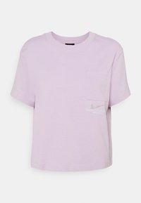 Lila kortärmad t-shirt i mjuk bomull. Har en bröstficka på vänster sida och ett tryckt Nike-logotyp i silver. Rak passform.