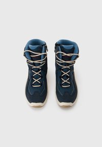 Hochformatige Outdoor-Schuhe in Marineblau mit strukturiertem Obermaterial, weißen Schnürsenkeln und einer sandfarbenen Gummisohle. Mit einem seitlichen Reißverschluss für einfaches An- und Ausziehen.