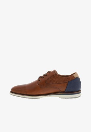 Chaussure montante pour homme en cuir marron avec détails perforés, panneau de talon texturé bleu et semelle en caoutchouc blanc.