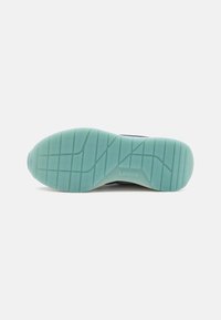 Levi's sportcipők, textúrált mentazöld gumitalppal, lekerekített orral és mintás talppal a jobb tapadás érdekében.