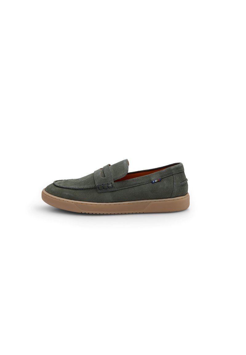 Tumed rohelised suède loafer'id ümarate varvastega, õmmeldud detailiga pealmises osas ja heledast pruunist kummist tald. Minimalistlikud riistvarakaunistused.
