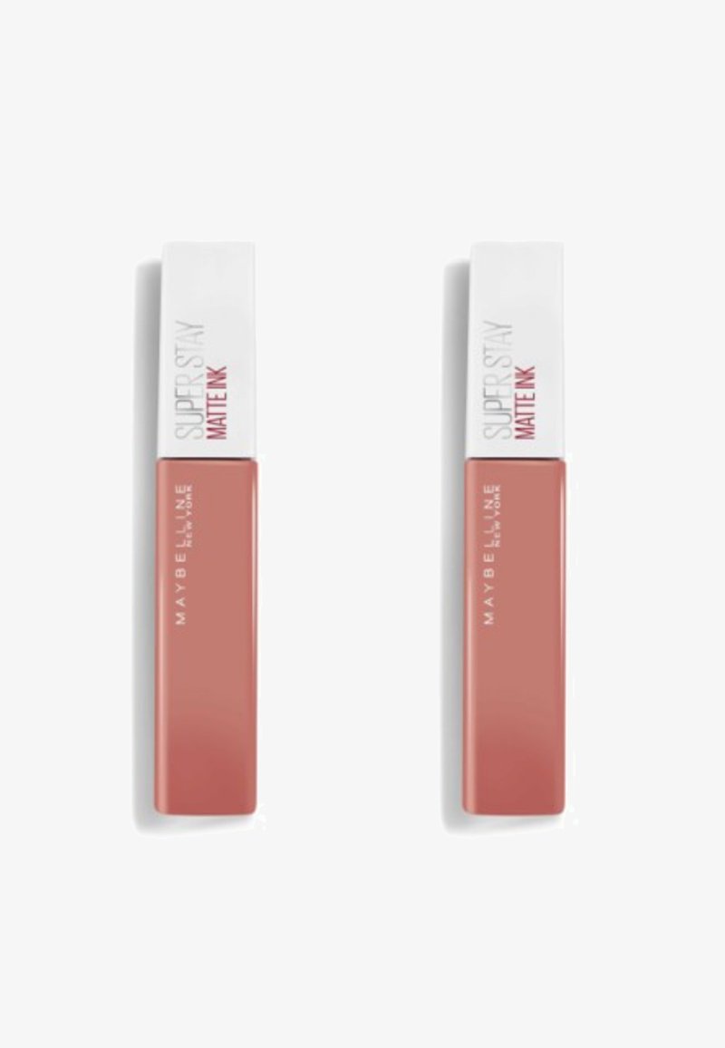 Deux tubes de rouge à lèvres liquide Maybelline Super Stay Matte Ink, avec une forme rectangulaire, une teinte rose doux, et des bouchons blancs avec des détails de marque.