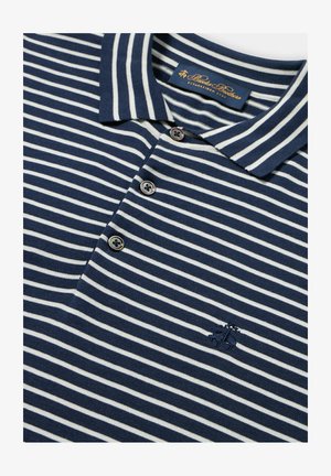 Granatowo-biała koszulka polo w paski, uszyta z miękkiej tkaniny, z klasycznym kołnierzykiem, zapięciem na trzy guziki i haftowanym logo.