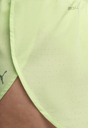 Zbliżenie jasnografitowych, perforowanych szortów sportowych z logo Puma i napisem "DRYCELL" na materiale.