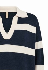 Marineblauwe gestreepte trui met crèmekleurige horizontale strepen, V-hals ontwerp en kraagdetail, gemaakt van een zachte, gestructureerde breistof.