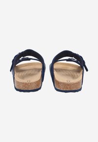 Sandali blu navy con soletta in sughero, cinturino posteriore regolabile e soletta testurizzata con perforazioni per la traspirabilità.