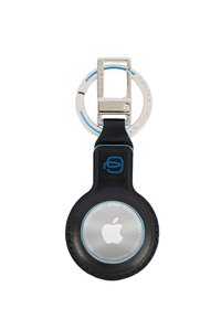 Portachiavi in silicone nero per Apple AirTag, con un disco argentato con logo Apple e dettagli blu, fissato a un anello metallico.