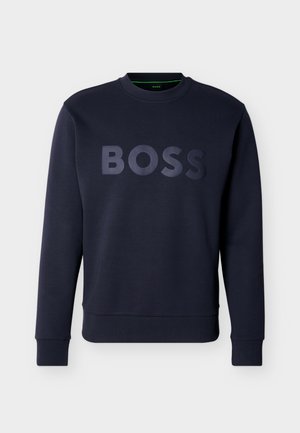 Tengerészkék hosszú ujjú pulóver bordázott mandzsett ával és szegéllyel, kiemelkedő "BOSS" felirattal a mellkason.