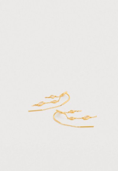 Boucles d'oreilles dorées à l'or fin avec des formes allongées, présentant des maillons de chaîne et de petits accents marquise. Texture lisse, design minimaliste.
