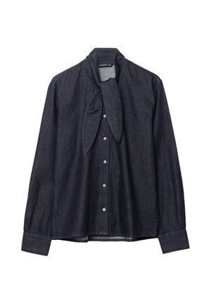 Chemise en denim foncé à manches longues avec un détail de col à nouer, comportant un devant boutonné et une coupe légèrement ample. Tissu texturé avec un éclat lisse.