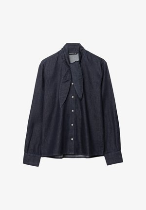 Donkerdenim overhemd met lange mouwen en een strikdetail, voorzien van een knoopsluiting aan de voorkant en een iets losse pasvorm. Gestructureerde stof met een gladde glans.