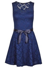 Robe sans manches en dentelle bleu marine avec un motif floral et un ruban en satin noué en un nœud à la taille, jupe longueur genou.