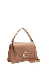 Tan leren handtas met een gestructureerde vorm, voorzien van een omgeslagen flap, gouden monogram hardware en een afneembare schouderband.