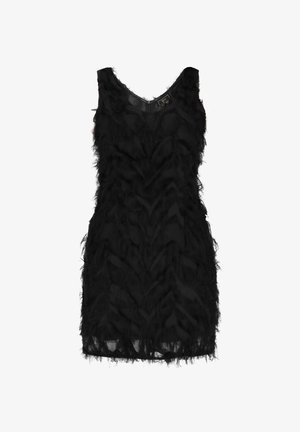 Musta hihaton mekko, joka on valmistettu teksturoidusta kankaasta ja joka sisältää höyhenmäisiä yksityiskohtia sekä tiukan leikkauksen. Mekon helma on läpikuultava.