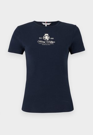 Námornícka modrá bavlnená tričko s krátkymi rukávmi, okrúhlym výstrihom a bielou potlačou loga so levom a korunkou. Mäkká textúra, štandardný strih.